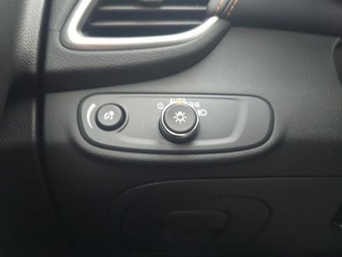 Used 2022 Chevrolet Trax LT w/ LT Convenience Package image 11