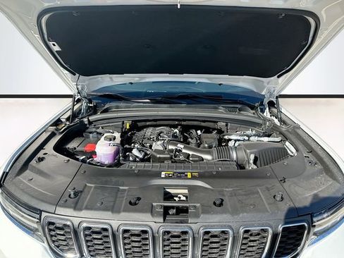 New 2025 Jeep Grand Cherokee Laredo w/ Luxury Tech Group I image 32