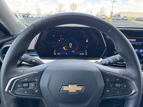 Used 2025 Chevrolet Trax LT w/ LT Convenience Package FWD image 8