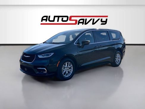Used 2023 Chrysler Pacifica Touring FWD image 3
