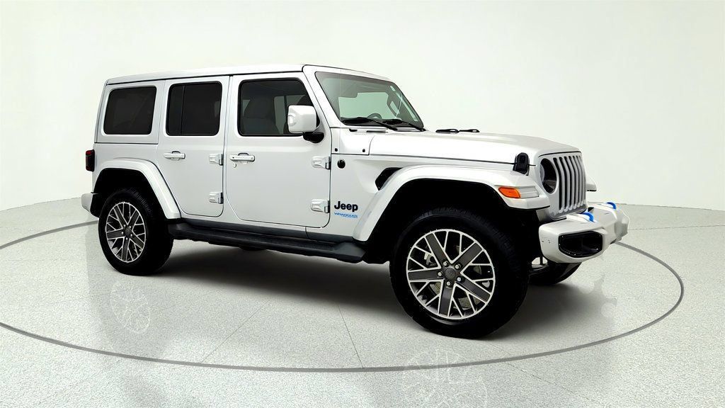 Used 2022 Jeep Wrangler Unlimited Sahara AWD/4WD image 3