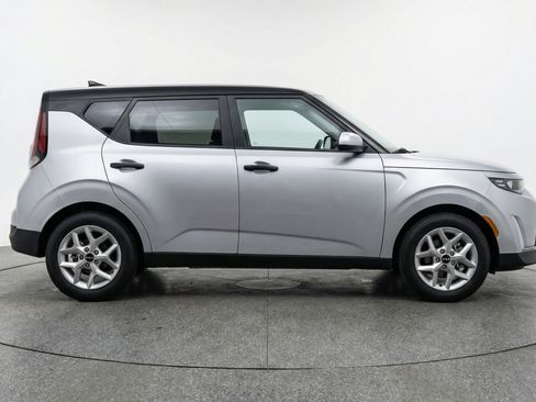 Used 2025 Kia Soul LX w/ LX Technology Package image 11