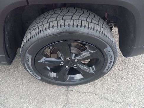 Used 2022 Jeep Grand Cherokee Altitude image 29