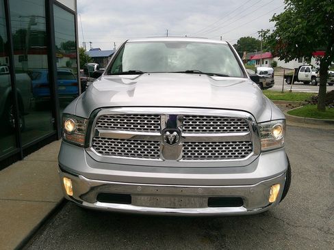 Used 2018 RAM 1500 Laramie w/ Convenience Group AWD/4WD image 3
