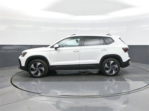 Used 2025 Volkswagen Taos SE w/ Panoramic Sunroof Package image 4