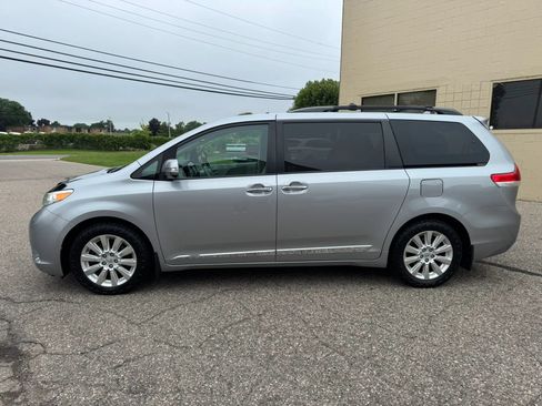 Used 2014 Toyota Sienna Limited w/ Limited Premium Package AWD/4WD image 5