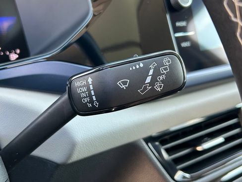 Certified 2023 Volkswagen Taos SE FWD image 23