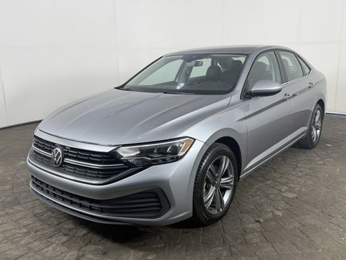 Used 2024 Volkswagen Jetta SE FWD image 3