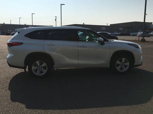 Used 2020 Toyota Highlander LE AWD/4WD image 8