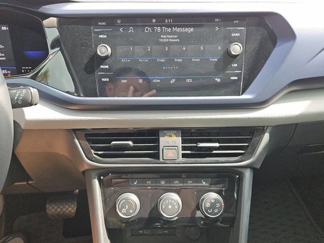 Used 2023 Volkswagen Taos SE w/ Panoramic Sunroof Package FWD image 8