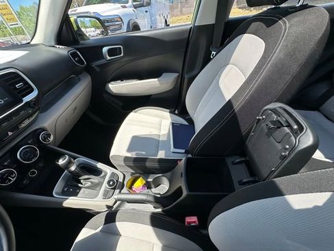 Used 2024 Hyundai Venue SEL FWD image 24