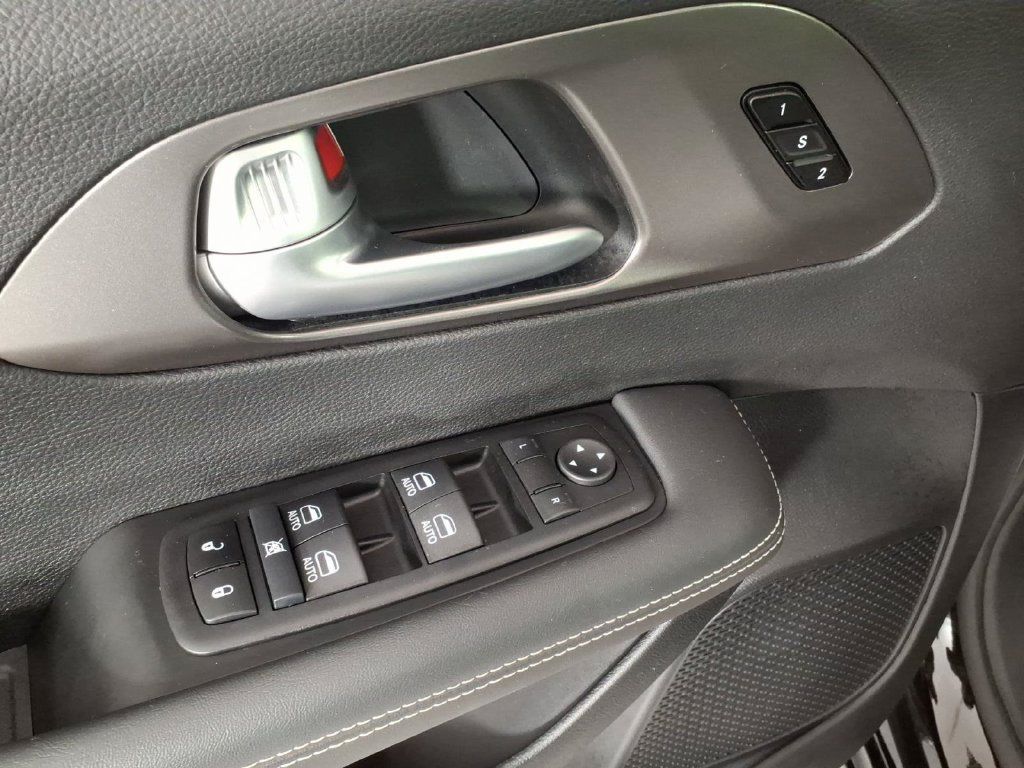 Used 2025 Chrysler Pacifica Select w/ Uconnect Theater Family Group FWD image 14