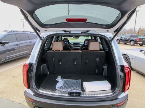 Used 2022 Kia Telluride SX w/ SX Prestige Package image 5