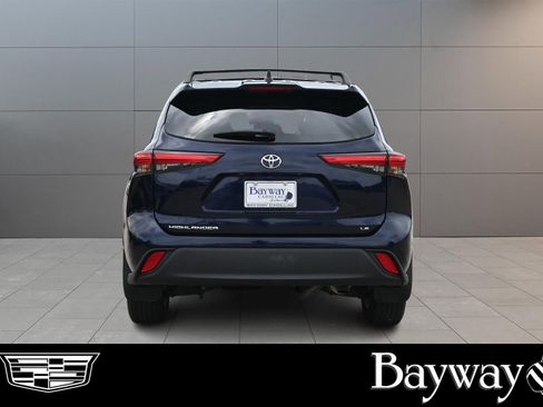 Used 2023 Toyota Highlander LE FWD image 6