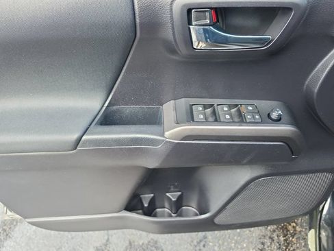 Used 2020 Toyota Tacoma TRD Off-Road w/ Technology Package AWD/4WD image 16