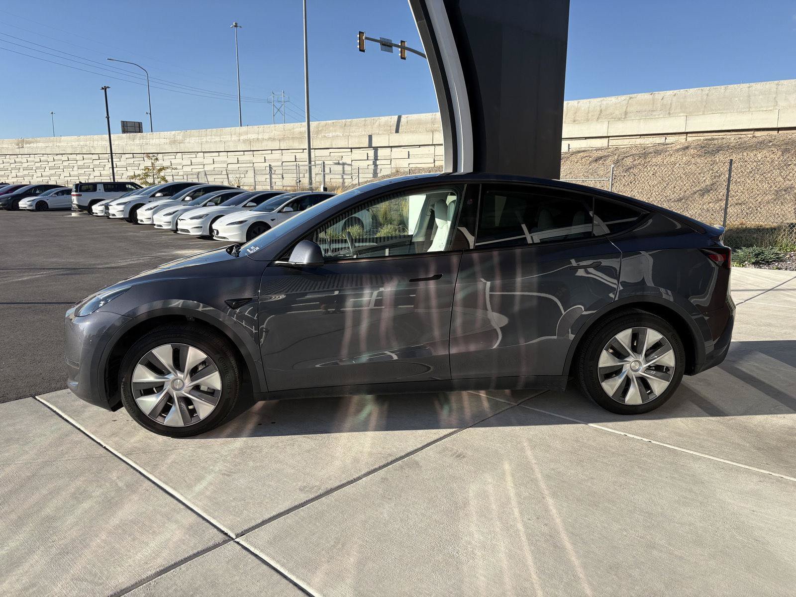Used 2023 Tesla Model Y 2WD image 5