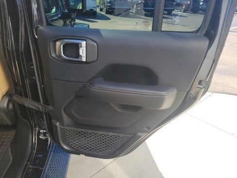 Used 2018 Jeep Wrangler Unlimited Sahara image 21