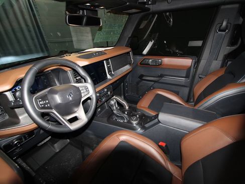 Used 2024 Ford Bronco Outer Banks image 2