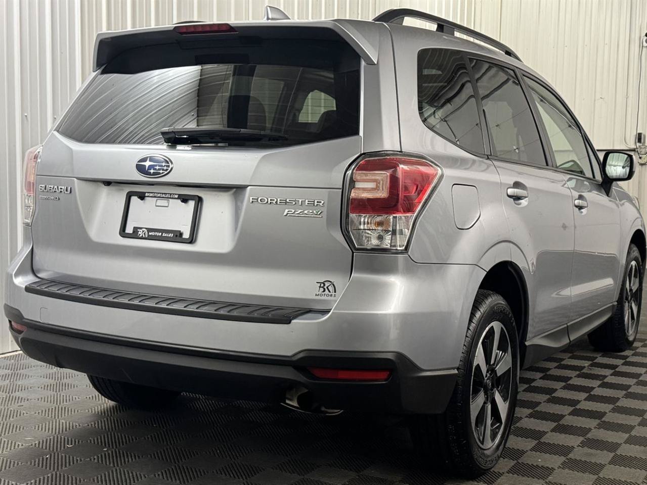 Used 2017 Subaru Forester 2.5i Premium w/ All-Weather Package AWD/4WD image 4