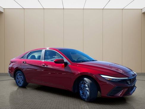 Used 2024 Hyundai Elantra SEL FWD image 5