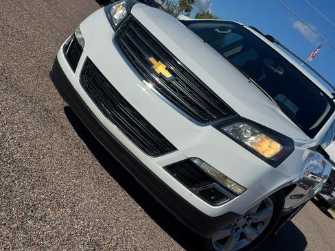 Used 2017 Chevrolet Traverse LT w/ Style and Technology Package image 2