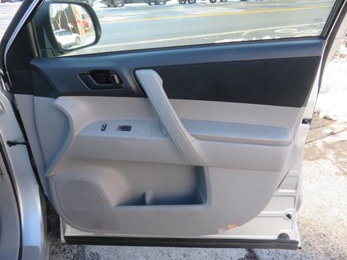 Used 2012 Toyota Highlander Base 4dr SUV (2.7L l4) image 25