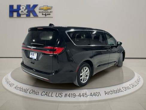 Used 2024 Chrysler Pacifica Touring-L FWD image 6