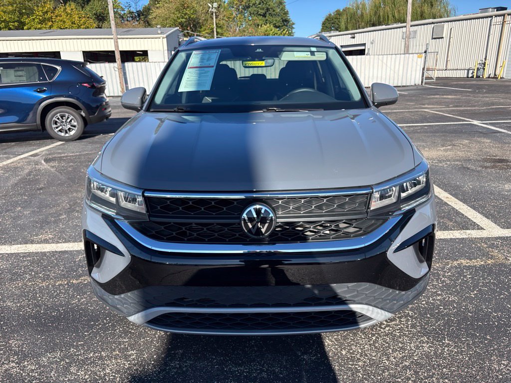 Used 2023 Volkswagen Taos SE FWD image 2