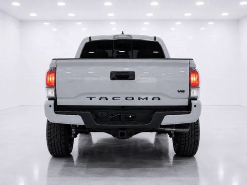 Used 2020 Toyota Tacoma TRD Sport AWD/4WD image 4