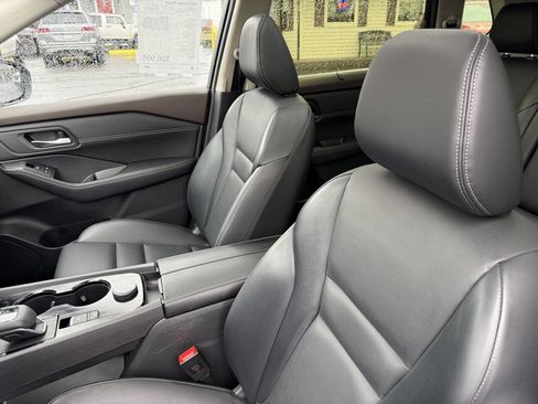 Used 2023 Nissan Rogue SV w/ SV Premium B Package image 16