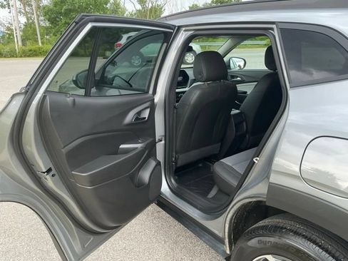 Used 2025 Chevrolet Trax LT w/ Driver Confidence Package FWD image 16