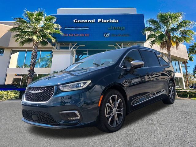Used 2025 Chrysler Pacifica Pinnacle w/ Trailer Tow Group FWD image 9