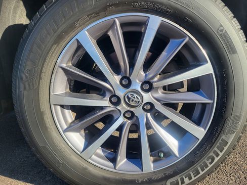 Used 2018 Toyota Highlander XLE image 9