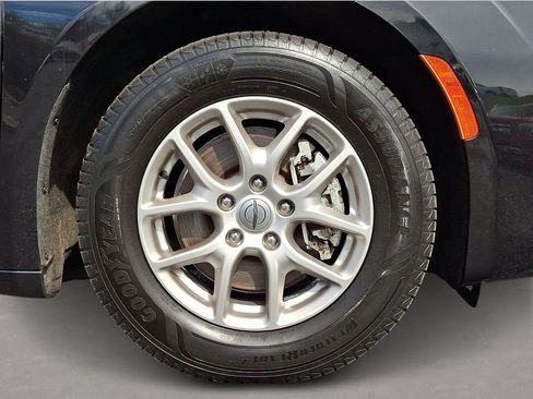 Used 2024 Chrysler Voyager LX FWD image 8