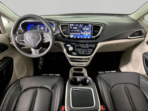Used 2023 Chrysler Pacifica Touring-L FWD image 7
