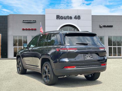 Used 2024 Jeep Grand Cherokee Limited w/ Black Appearance Package AWD/4WD image 4