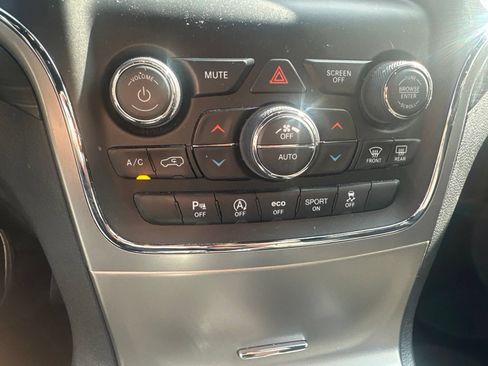 Used 2020 Jeep Grand Cherokee Laredo AWD/4WD image 11