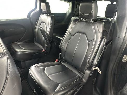 Used 2025 Chrysler Pacifica Select image 12