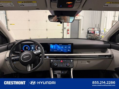 Used 2025 Hyundai Tucson SE AWD/4WD image 2