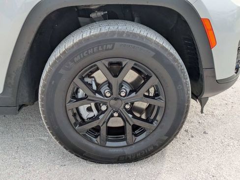 Used 2025 Jeep Grand Cherokee L Laredo AWD/4WD image 10
