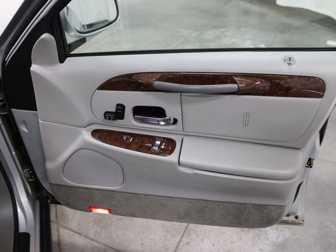 Used 2002 Lincoln Town Car Executive RWD image 30