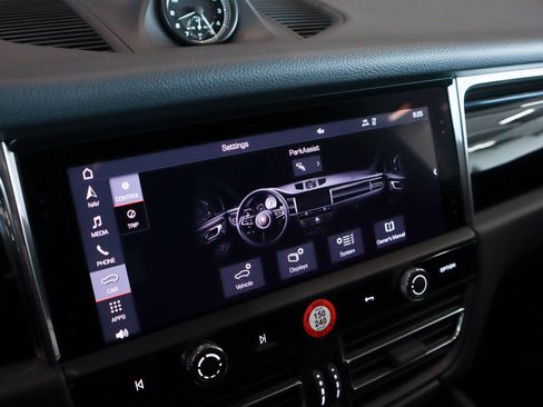 Certified 2026 Porsche Macan AWD/4WD image 22
