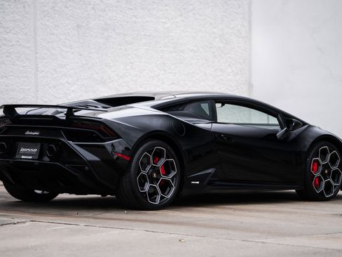 Used 2023 Lamborghini Huracan Tecnica image 4