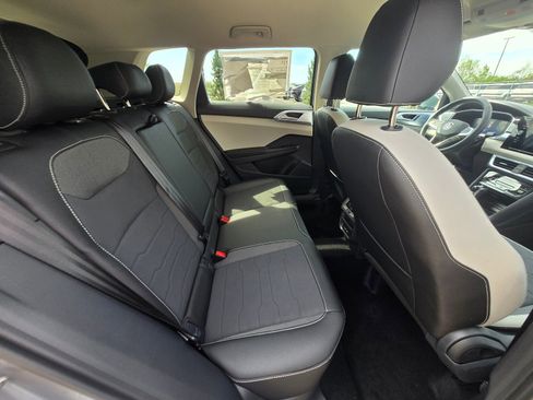 New 2026 Volkswagen Taos SE FWD image 10