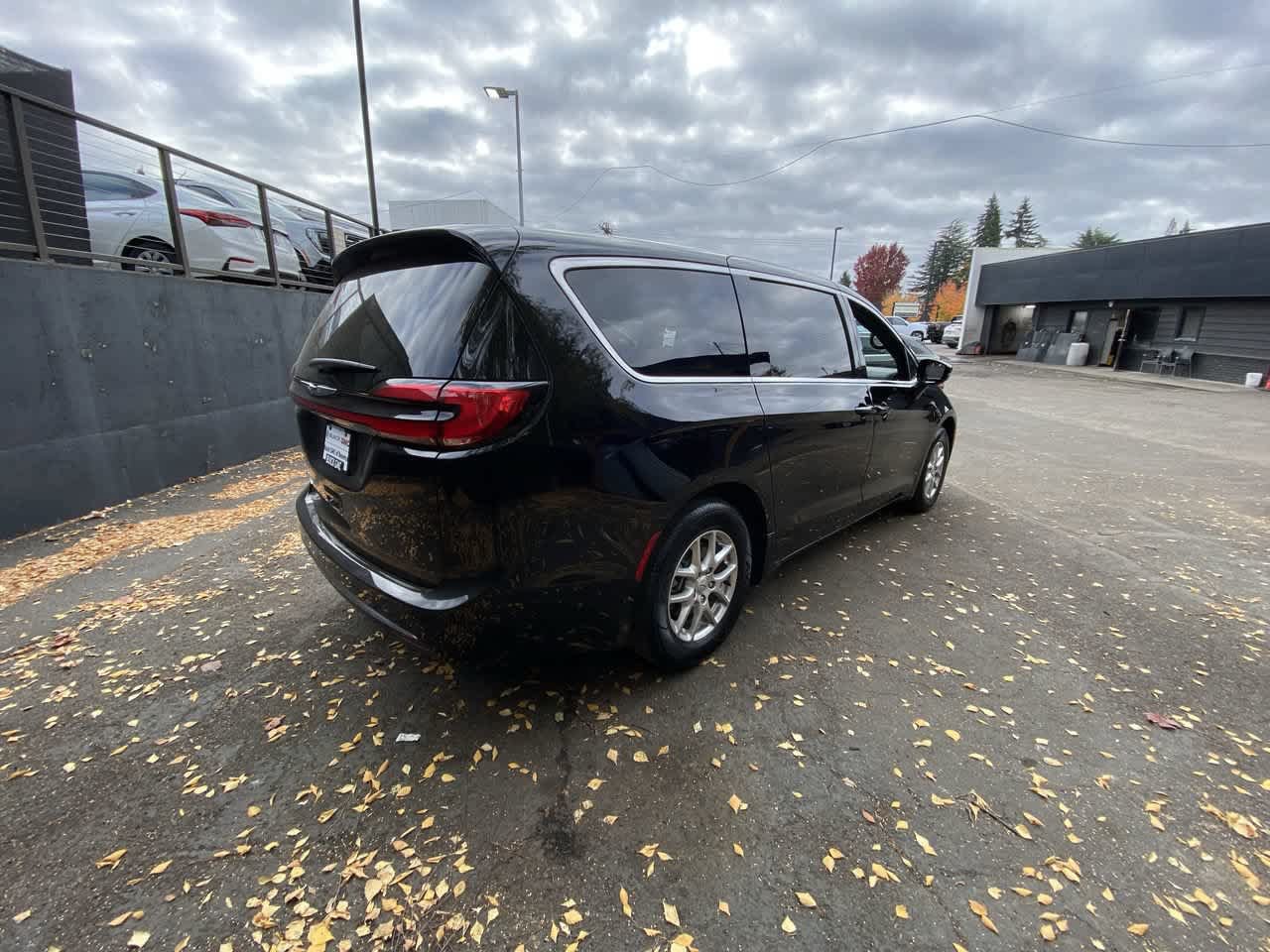 Used 2025 Chrysler Pacifica Select FWD image 6