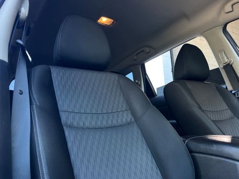 Used 2019 Nissan Rogue SV w/ Premium Package FWD image 19