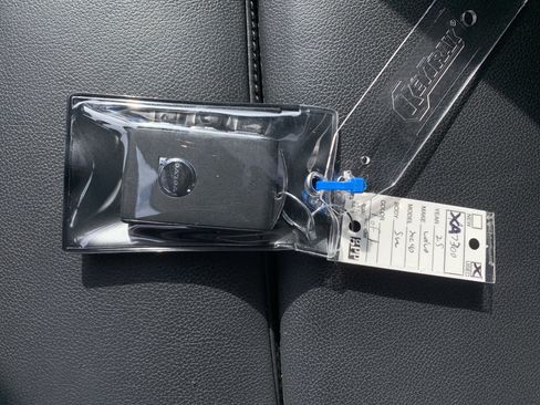 Used 2025 Volvo XC40 B5 Plus image 37