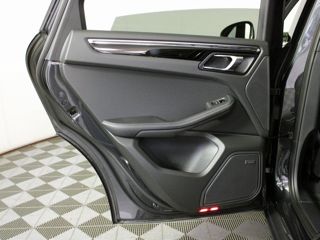 Certified 2026 Porsche Macan AWD/4WD image 33