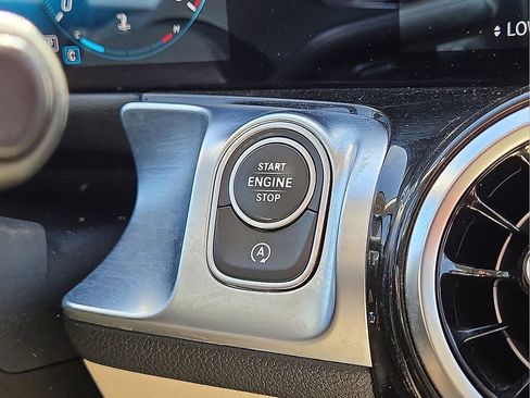 Used 2021 Mercedes-Benz GLB 250 GLB 250 image 31