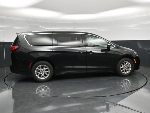 Used 2023 Chrysler Pacifica Touring-L FWD image 4